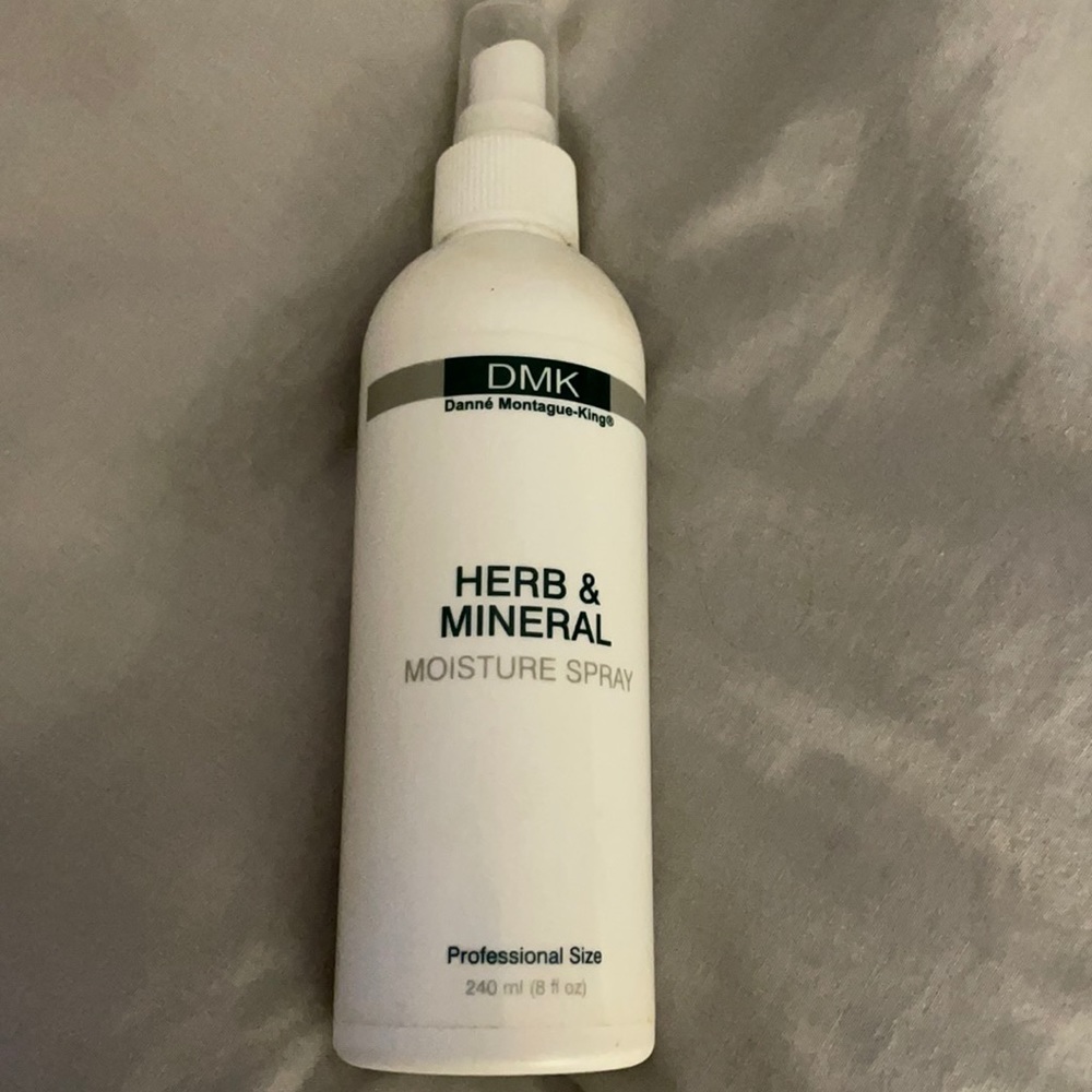 DMK HERBAL AND MINERAL MOISTURE SPRAY - pro size! Only used a few times!